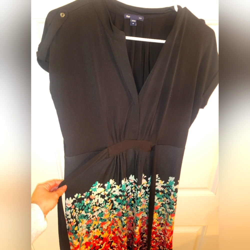 Gap Dress, Cap Sleeve, V Neck, ties around waist, Black/ multi color floral,  M